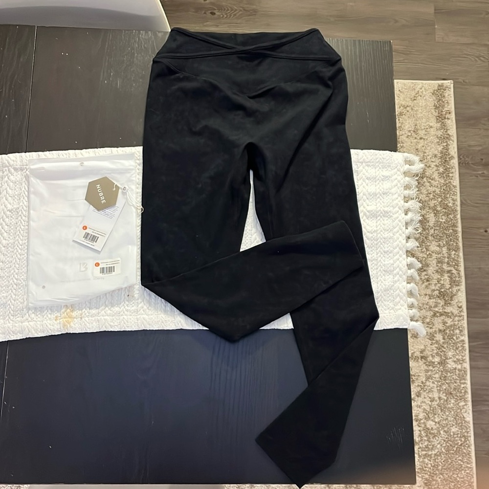 Never Worn NWT Buffbunny Girlfriend Legging in Onyx Black Mineral Wash (L)